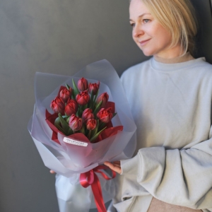 Букет красных пионовидных тюльпан 