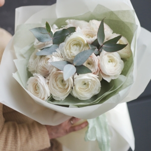 Букет ранункулюсов с эвкалиптом 