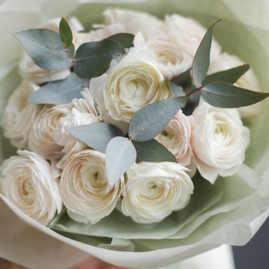 Букет ранункулюсов с эвкалиптом 